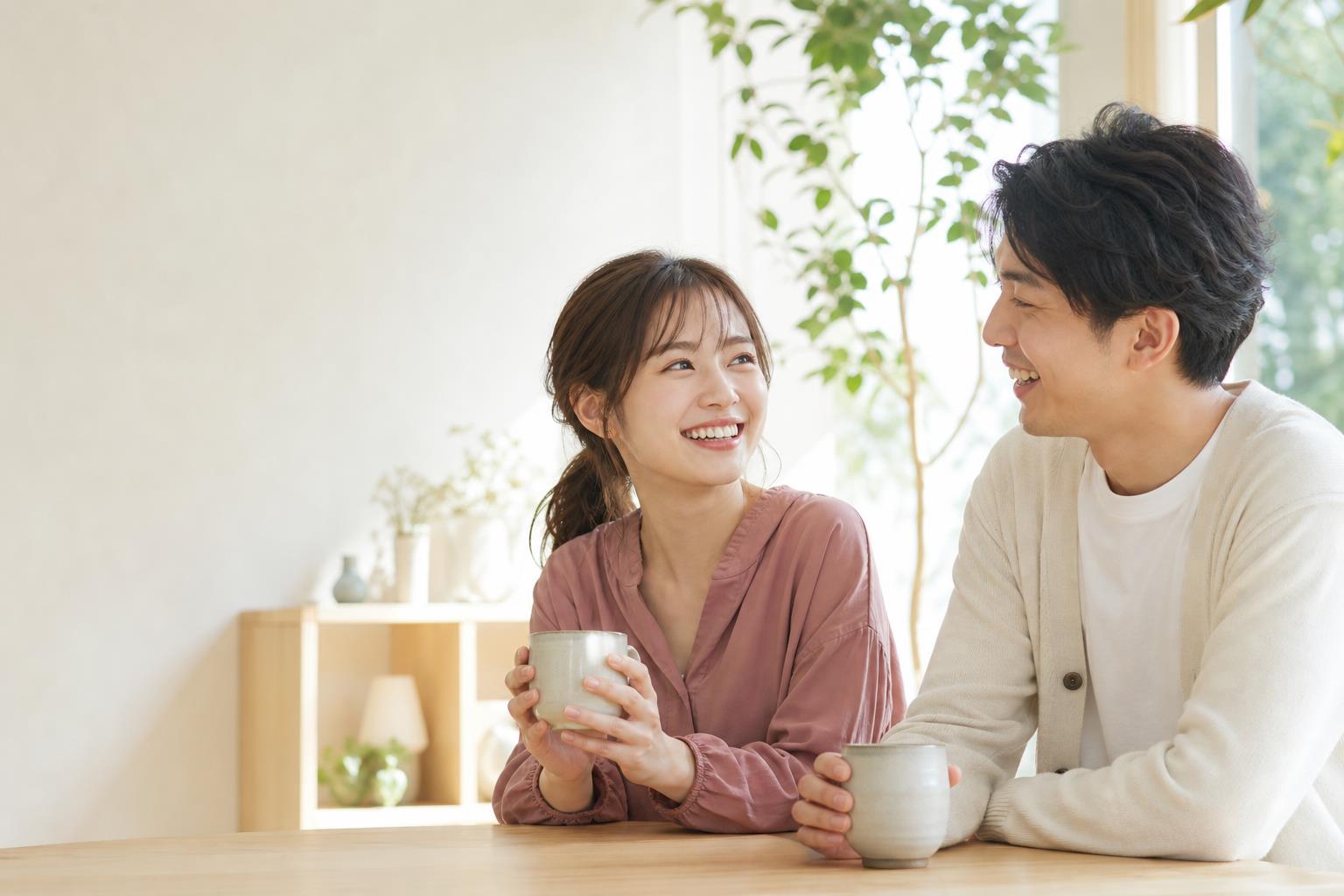 明るい空間で穏やかに会話する女性と男性